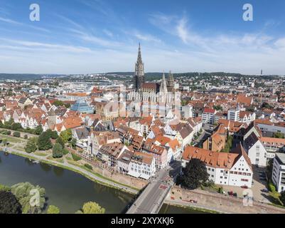 Aus der Vogelperspektive auf Ulms historisches Stadtzentrum mit Donau und Dom, Ulm, Baden-Württemberg, Deutschland, Europa Stockfoto