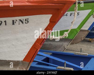Details von bunt bemalten Fischerbooten und Seilen im Hafen, Funchal, madeira, portugal Stockfoto