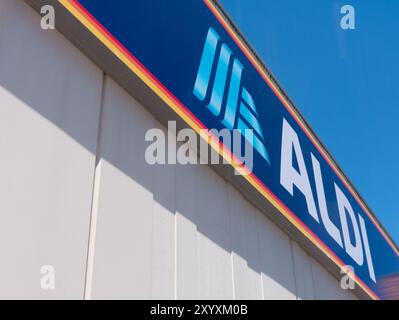 Nahaufnahme der Beschilderung auf dem Aldi Supermarkt an einem sonnigen blauen Himmel in South Australia, Australien. Stockfoto