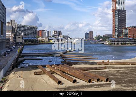 Der Rijnhaven, ein 28 Hektar großes Hafenbecken, wurde nun um fast ein Drittel gefüllt, um Platz für bis zu 000 Wohnungen zu schaffen, es wird eine künstliche Anlage geben Stockfoto