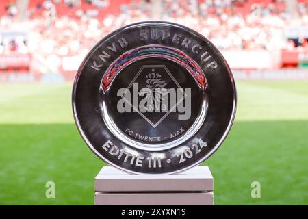 Enschede, Niederlande. 31. August 2024. ENSCHEDE, NIEDERLANDE - AUGUST 31: Trophäe KNVB Supercup beim niederländischen Supercup Vrouwen Spiel zwischen FC Twente Women und AFC Ajax Women in de Grolsch Veste am 31. August 2024 in Enschede, Niederlande. (Foto: Raymond Smit/Orange Pictures) Credit: dpa/Alamy Live News Stockfoto