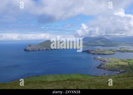 Blick über Küste und Meer, Aussichtspunkt am Geokaun Mountain, Valentia Island, County Kerry, Irland, Europa Stockfoto