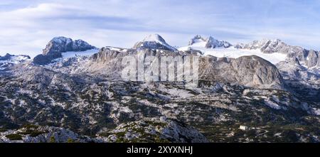 Panorama der Dachsteinberge im Herbst mit etwas Schnee. Von links: Koppenkarstein, Schladminger Gletscher, hoher Gjaidstein, hoher Dachstein, Stockfoto