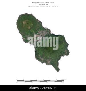 Hachijojima in der Philippinischen See, zu Japan gehört, isoliert auf einem Satellitenbild, das am 16. Juli 2011 mit Entfernungsskala aufgenommen wurde Stockfoto