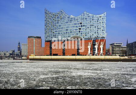 Europa, Deutschland, Hamburg, Elbe, Blick vom Wasser zur Elbphilharmonie im Winter mit treibendem Eis, Panorama, Michel-Turm, Hamburg, Stockfoto