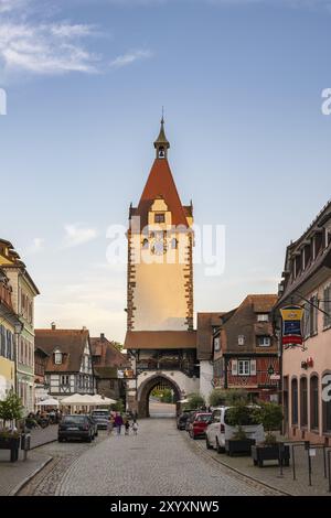 Blick über die Hauptstraße zum Kinzigtor, historischem Stadtturm und Wahrzeichen in der Altstadt von Gengenbach, Ortenaukreis, Baden-Württemberg, Stockfoto