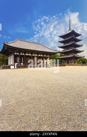 Die Vorderseite der östlichen Goldenen Halle, to-kondo, und die fünfstöckige Pagode Goju-no-to, am wunderschönen Tag des blauen Himmels im Kofuku-JI Tempel in Nara, Japan. Vertikal Stockfoto