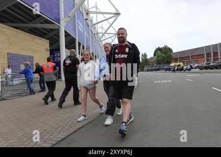 Die Fans von Aston Villa kommen vor dem Premier League-Fußballspiel zwischen Leicester City und Aston Villa im King Power Stadium in Leicester, England, ins Stadion. (James Holyoak/SPP) Credit: SPP Sport Press Photo. /Alamy Live News Stockfoto