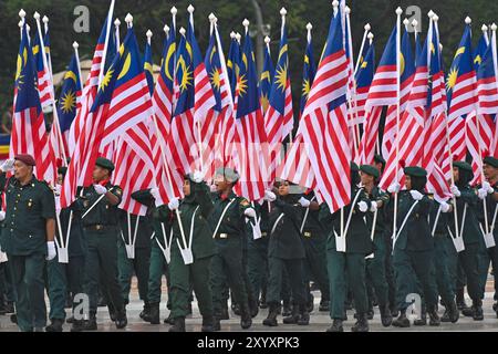 Kuala Lumpur, Malaysia. 31. August 2024. Besucher nehmen an einer Feier zum 67. Jahrestag der Unabhängigkeit Malaysias in Putrajaya, Malaysia, Teil, 31. August 2024. Malaysia feierte den 67. Jahrestag der Unabhängigkeit am Samstag, mit einer großen Beteiligung im Verwaltungszentrum von Putrajaya anlässlich des Nationalfeiertags. Quelle: Chong Voon Chung/Xinhua/Alamy Live News Stockfoto