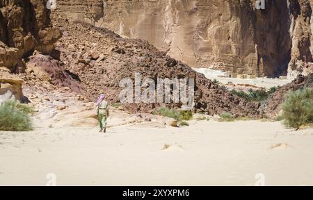 Beduinen geht in ein Dorf in der Wüste inmitten der felsigen Berge in Ägypten Dahab Stockfoto