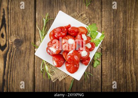 Einige hausgemachte rote Paprikaschote (mit Käse gefüllt) (selektive Fokus) als detaillierte Nahaufnahme Stockfoto