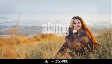 Porträt von die schöne Brünette Frau an der windigen Herbsttag auf Küste wohlfühlen entspannen Stockfoto