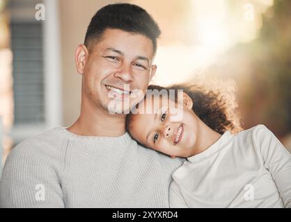 Porträt, Haus und Vater mit Mädchen auf der Couch, entspannen und umarmen mit Komfort, Unterstützung und Wochenendausflug. Gesicht, Familie und alleinerziehende Eltern auf Sofa, Vater oder Stockfoto