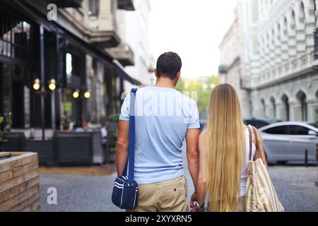 Glückliches Paar in Liebe zu Fuß in die Stadt Tbilisi, Georgia. Junge Erwachsene Touristen unterwegs Stockfoto