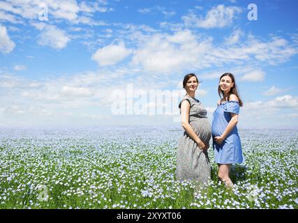 Porträt zweier junger, schöner Schwangerer im Leinenfeld Stockfoto