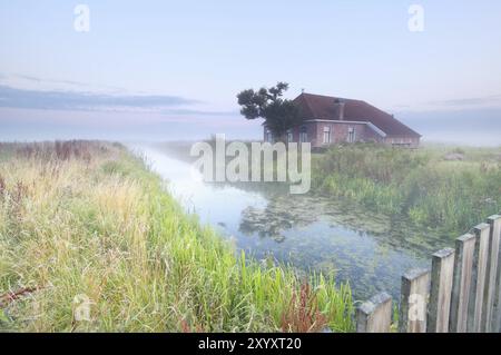 Gemütliches und charmantes Bauernhaus am Fluss bei Sonnenaufgang Stockfoto