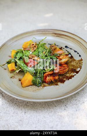 Köstliche Meeresfrüchte Salat mit Gemüse und Garnelen auf dem Tisch. Ansicht von oben Stockfoto