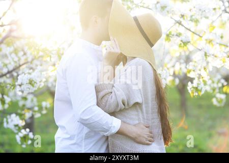 Junges Paar in Liebe küssen und umarmen in der Natur Stockfoto