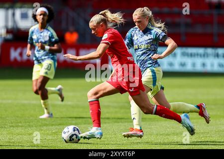 ENSCHEDE - Ella Peddemors von FC Twente Women, Nadine Noordam von Ajax Women (l-r) während des Super-Cup-Spiels der Frauen zwischen FC Twente und AFC Ajax im Stadion de Grolsch Veste am 31. August 2024 in Enschede, Niederlande. ANP VINCENT JANNINK Credit: ANP/Alamy Live News Stockfoto