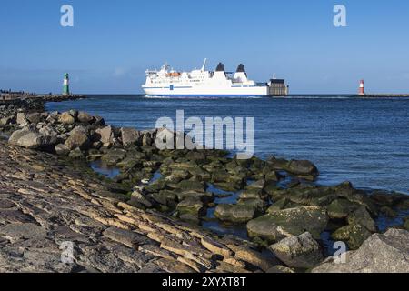 Pier und Schiff an der Ostseeküste in Warnemünde Stockfoto