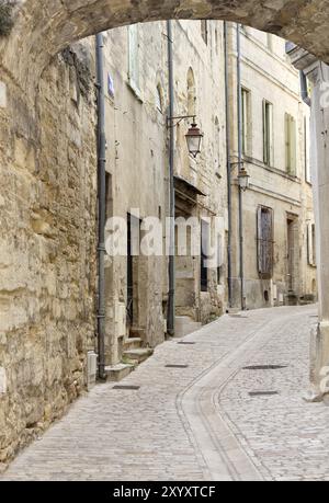 Malerische Gasse in Uzes, Südfrankreich (Ardeche) Stockfoto