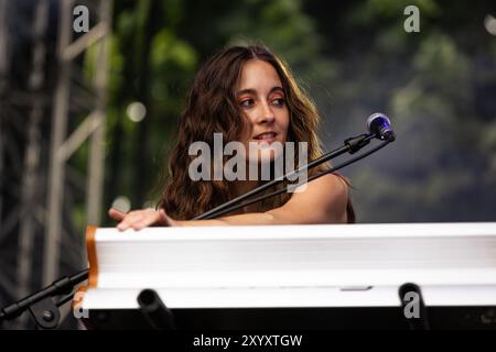 Paris, Frankreich. August 2024. Aidan Noell von der Band Nation of Language tritt live beim Rock en seine Festival auf. The Nation of Language, eine nordamerikanische Indie-Pop-Band, trat live beim Rock en seine Festival in Paris auf. Quelle: SOPA Images Limited/Alamy Live News Stockfoto