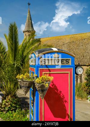 The Booth, ein umgerichteter Telefonkiosk auf dem Tregenna Hill in der Küstenstadt St Ives in Cornwall. Stockfoto