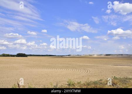 Traktor auf trockenem Feld Stockfoto