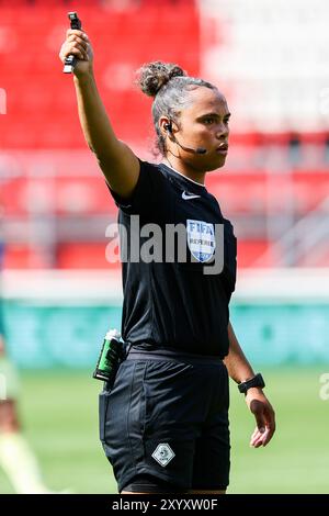 ENSCHEDE - Schiedsrichterin Marisca Overtoom beim Super Cup-Spiel der Frauen zwischen dem FC Twente und dem AFC Ajax im Stadion de Grolsch Veste am 31. August 2024 in Enschede, Niederlande. ANP VINCENT JANNINK Credit: ANP/Alamy Live News Stockfoto