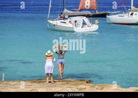 Enbarcaciones fondeadas frente Sa Sequi, Sa Savina, Parque Natural de ses Salines de Ibiza y Formentera, Formentera, balearen, Spanien, Europa Stockfoto