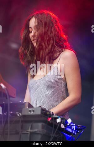 Paris, Frankreich. August 2024. Aidan Noell von der Band Nation of Language tritt live beim Rock en seine Festival auf. The Nation of Language, eine nordamerikanische Indie-Pop-Band, trat live beim Rock en seine Festival in Paris auf. Quelle: SOPA Images Limited/Alamy Live News Stockfoto