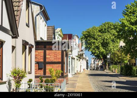 Gebäude in Warnemünde an einem sonnigen Tag Stockfoto