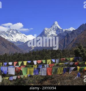 Herbsttag im Everest-Nationalpark. Schneebedeckte Berge Lhotse und Ama Dablam. Gebetsfahnen Stockfoto