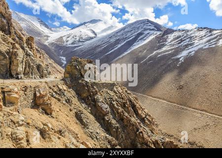 Straße auf dem Berg von Leh, Region Ladakh, Indien, Asien Stockfoto