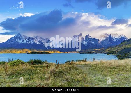 Wunderschöne malerische Landschaft des Nationalparks Torres del Paine mit Pehoe-See und Nebelberg am Abend, Chile, Südamerika Stockfoto