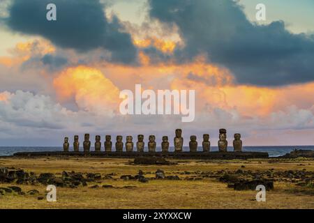 Ansicht der alten Moai der Ahu Tongariki auf der Osterinsel oder Rapa Nui in Chile Stockfoto