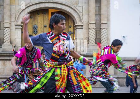 Sucre, Bolivien am 5. September 2015: Bolivianische Tänzerinnen in bunten Kostümen bei der Fiesta de la Virgen de Guadalupe in Sucre vor dem Tor der Kathedrale Stockfoto