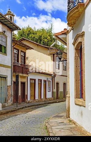 Fassade der alten Häuser in der kolonialen Architektur mit ihren Balkonen, Dächer und farbenfrohen Details in der historischen Stadt von Ouro Preto in Minas Ger Stockfoto