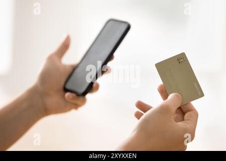 Nahaufnahme von männlichen Händen, die eine Kreditkarte halten Stockfoto
