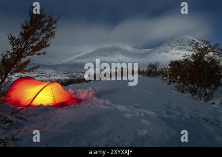 Beleuchtetes Zelt bei hellem Mondlicht im Doeralen Valley, Rondane National Park, Hedmark Fylke, Norwegen, September 2010, Europa Stockfoto