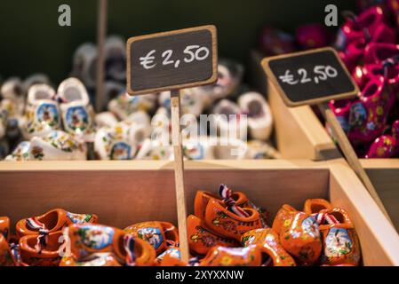 Alkmaar, Niederlande. Juni 2021. Miniatur-Clogs. Typisches Souvenir aus Holland Stockfoto