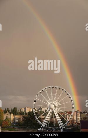Riesenrad mit Regenbogen in der Nähe der Philharmonie in Danzig, Polen, Europa Stockfoto