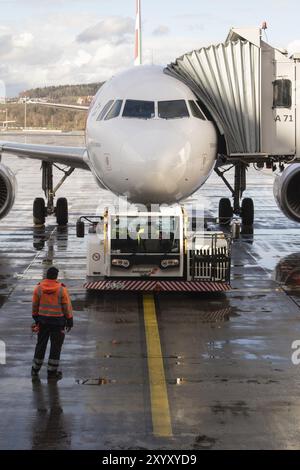 Flug, Passagierflugzeug Teofilo Braga vom Typ Airbus A320 der Fluggesellschaft TAP Air Portugal mit Flugzeugschlepper während des Pushback am Terminal in Stockfoto