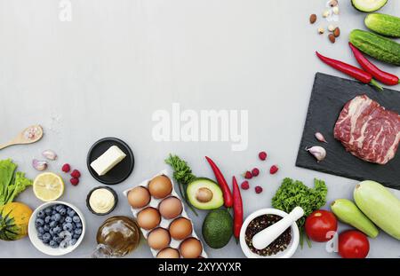 Flach legen mit verschiedenen Lebensmitteln, Rib-Eye oder Sirloin Rindfleisch Steak, Bio-Gemüse, Bio-Obst, Beeren, Nüsse, Gewürze, Kräuter, Olivenöl, Eier. Kopieren Stockfoto