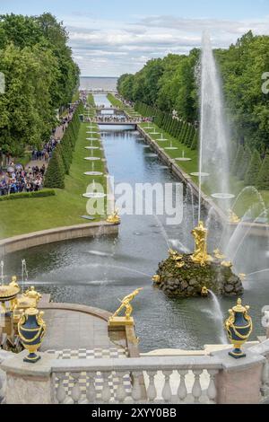 Lange Wasserkanäle gesäumt von herrlichen barocken Gärten mit Brunnen und goldenen Skulpturen, sankt petersburg, ostsee, russland Stockfoto