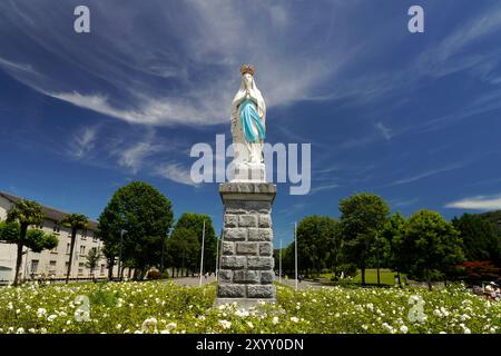 Statue Gekrönte Madonna unter Lieben Frau in Lourdes auf dem Rosenkranz-Platz im Marienwallfahrtsort Lourdes, Pyrenäen, Frankreich, Europa | The St Stockfoto