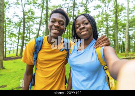 Zwei afrikanische Freunde, die gerne wandern und ein Selfie machen Stockfoto