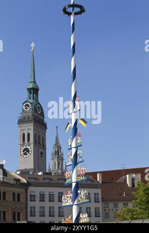 Traditionelles Maypol auf dem Viktualienmarkt in München Stockfoto