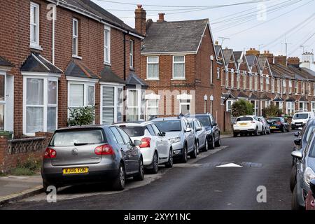 Exeter, Großbritannien. 31. August Sind diese Straßenreparaturen in Exeter die schlimmsten in Großbritannien? Die Bewohner der Ebrington Road in Exeter waren schockiert und ungläubig über den Zustand der Straßenreparaturen, die von Bauunternehmern im Auftrag des Devon County Council (DCC) durchgeführt wurden. Die schlechte Verarbeitung beinhaltete das Tarmern über einem Abfluss, das Tarmern um geparkte Autos und das schlechte Finishing um Mannlochabdeckungen, was die Anwohner beunruhigt hat, da sie eine Stolpergefahr darstellen! Die Arbeiten wurden am 12. August begonnen und abgeschlossen, wobei DCC versprach, die Arbeiten bald abzuschließen… Quelle: Mark Passmore/ Alamy Live News Stockfoto