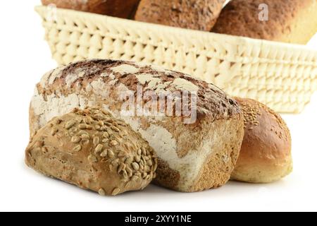 Komposition mit Brot und Brötchen auf Küchentisch Stockfoto